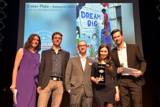 Vorschau Bild von Beim PR-Bild Award 2018. Zum dreizehnten mal prämierte die
dpa-Tochter news aktuell die besten PR-Bilder des Jahres. Die
Preisverleihung fand am 8. November im Grünspan in Hamburg statt. Im
Bild: Moderatorin Janina von Jhering (news aktuell), Jens Hungermann
(Magazin Pressesprecher), Dr. Ulf Zuschlag und seine Frau Sombo
Zuschlag , Gewinner der Kategorie NGO und PR-Bild des Jahres
Deutschland, und Moderator David Rohde. Foto: Georg Wendt/dpa
Weiterer Text über ots und www.presseportal.de/nr/6344 / Die
Verwendung dieses Bildes ist für redaktionelle Zwecke honorarfrei.
Veröffentlichung bitte unter Quellenangabe: "obs/news aktuell
GmbH/news aktuell / Frank May"