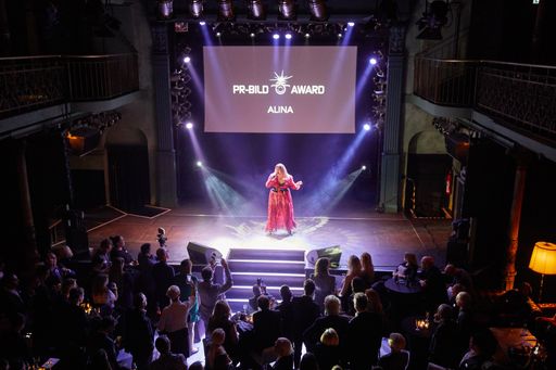 Vorschau Bild von Verleihung PR-Bild Award 2018 am 08.11.2018 im Grunspan in
Hamburg. news aktuell zeichnet zum 13. Mal die besten PR-Bilder des
Jahres aus Deutschland, Österreich und der Schweiz aus. Im Bild:
Alina Foto: Georg Wendt Weiterer Text über ots und
www.presseportal.de/nr/6344 / Die Verwendung dieses Bildes ist für
redaktionelle Zwecke honorarfrei. Veröffentlichung bitte unter
Quellenangabe: "obs/news aktuell GmbH/Georg Wendt"