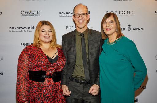 Vorschau Bild von Verleihung PR-Bild Award 2018 am 08.11.2018 im Grunspan in
Hamburg. news aktuell zeichnet zum 13. Mal die besten PR-Bilder des
Jahres aus Deutschland, Österreich und der Schweiz aus. Im Bild:
Alina, Frank Stadthoewer, Edith Stier-Thpmspon Foto: Georg Wendt
Weiterer Text über ots und www.presseportal.de/nr/6344 / Die
Verwendung dieses Bildes ist für redaktionelle Zwecke honorarfrei.
Veröffentlichung bitte unter Quellenangabe: "obs/news aktuell
GmbH/Georg Wendt"