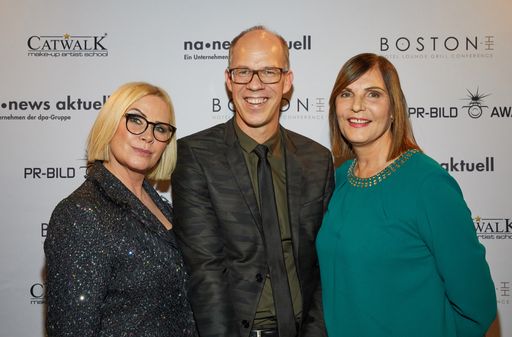 Vorschau Bild von Verleihung PR-Bild Award 2018 am 08.11.2018 im Grunspan in
Hamburg. news aktuell zeichnet zum 13. Mal die besten PR-Bilder des
Jahres aus Deutschland, Österreich und der Schweiz aus. Im Bild:
Claudia Effenberg, Designerin, Frank Stadthoewer, Edith
Stier-Thompson. Foto: Georg Wendt Weiterer Text über ots und
www.presseportal.de/nr/6344 / Die Verwendung dieses Bildes ist für
redaktionelle Zwecke honorarfrei. Veröffentlichung bitte unter
Quellenangabe: "obs/news aktuell GmbH/Georg Wendt"