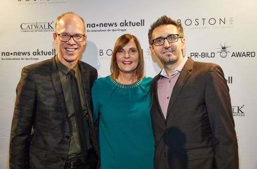 Vorschau Bild von Verleihung PR-Bild Award 2018 am 08.11.2018 im Grunspan in
Hamburg. news aktuell zeichnet zum 13. Mal die besten PR-Bilder des
Jahres aus Deutschland, Österreich und der Schweiz aus. Im Bild:
Frank Stadthoewer, Edith Stier-Thompson und Eljub Ramic. Foto: Georg
Wendt Weiterer Text über ots und www.presseportal.de/nr/6344 / Die
Verwendung dieses Bildes ist für redaktionelle Zwecke honorarfrei.
Veröffentlichung bitte unter Quellenangabe: "obs/news aktuell
GmbH/Georg Wendt"