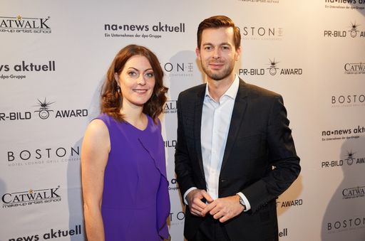Vorschau Bild von PR-Bild Award 2018. Zum dreizehnten mal prämierte die dpa-Tochter
news aktuell die besten PR-Bilder des Jahres. Die Preisverleihung
fand am 8. November im Grünspan in Hamburg statt. Im Bild: Janina
von Jhering und David Rohde. Foto: Georg Wendt/dpa