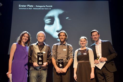 Vorschau Bild von Beim PR-Bild Award 2018. Zum dreizehnten mal prämierte die
dpa-Tochter news aktuell die besten PR-Bilder des Jahres. Die
Preisverleihung fand am 8. November im Grünspan in Hamburg statt. Im
Bild: Moderatorin Janina von Jhering (news aktuell), Günther Claeys,
Christoph Jorda, Daniela Freiwald und Moderator David Rohde. Foto:
Georg Wendt/dpa Weiterer Text über ots und
www.presseportal.de/nr/6344 / Die Verwendung dieses Bildes ist für
redaktionelle Zwecke honorarfrei. Veröffentlichung bitte unter
Quellenangabe: "obs/news aktuell GmbH"