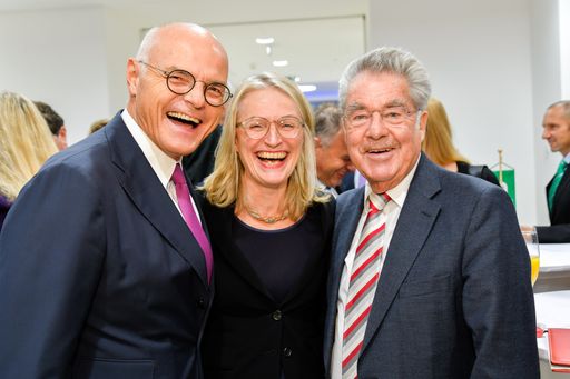 v.l. Karl Stoss (Vizepräsident Verein der Freunde
des Nationalparks Hohe Tauern), Martina Hörner (Präsidentin des
Vereins der Freunde des Nationalparks Hohe Tauern) und
Bundespräsident a.D. Heinz Fischer.