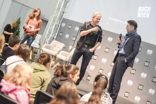 Saskia Höfer (Moderatorin), Martin Wohlmuth
(Executive Director ERSTE Foundation) und Gerald Gruber (General
Manager Mastercard Austria). bei der Buch Wien 2018 (Personen von
links)