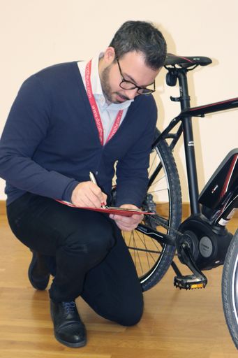 Vorschau Bild von Schätzmeister Hagop Asvazadurian begutachtet ein
Elektro-Fahrrad. Die Abwicklung beim Fahrrad-Pfand erfolgt denkbar
einfach: Interessenten kommen mit ihrem Markenrad, dem Kaufbeleg und
einem gültigen Lichtbildausweis in die Dorotheum-Filiale in Wien 10,
Erlachgasse 90 (Öffnungszeiten Mo-Do 9:00-17:00 Uhr, Fr 9:00-15:00
Uhr). Das Darlehen wird sofort in bar ausgezahlt, die Laufzeit
beträgt zwei Monate. Es kann zu fairen Konditionen jederzeit
zurückgezahlt oder verlängert werden.