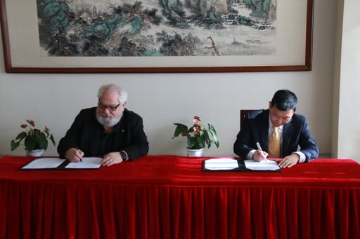 Unterzeichnung des Abkommens zur weiteren
Zusammenarbeit zwischen China Radio International von CMG (CRI) und
dem Österreichischen Journalisten Club (ÖJC). v.l.n.r. ÖJC-Präsident
Fred Turnheim, CRI-Vizeintendant Tian Yuhong