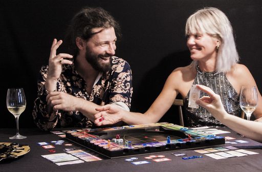 Vorschau Bild von Designer & Verleger Ivo Antunic mit seiner Freundin bei einem
berauschten Spieleabend