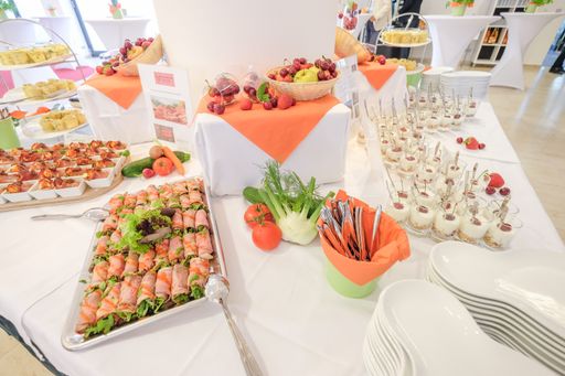Vorschau Bild von Buffet mit regionalen, saisonalen Schmanckerln,
Obts- und Gemüsedeko sowie Informationen zu den
Lebensmittelproduzenten