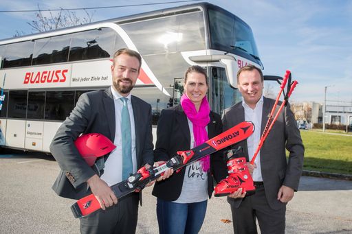 (v.l.n.r.) Mag. Stefan Schnöll, Landesrat Salzburg für Verkehr,
Infrastruktur und Sport, Brigitte Kliment Obermoser, Vizepräsidentin
des Salzburger Landes-Skiverbands, und Mag. (FH) Paul Blaguss,
Gesellschafter und Eigentümervertreter der Blaguss Gruppe, bei der
Präsentation von ski4school Salzburg.