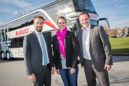 Vorschau Bild von (v.l.n.r.) Mag. Stefan Schnöll, Landesrat Salzburg für Verkehr,
Infrastruktur und Sport, Brigitte Kliment Obermoser, Vizepräsidentin
des Salzburger Landes-Skiverbands, und Mag. (FH) Paul Blaguss,
Gesellschafter und Eigentümervertreter der Blaguss Gruppe, bei der
Präsentation von ski4school Salzburg.