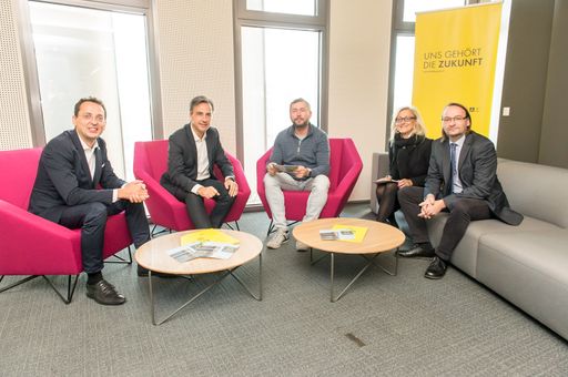 Im Bild v.l.n.r. Bernhard Puttinger (GF Green Tech
Cluster), Bgm Siegfried Nagl (Stadt Graz), Andreas Kern (GF LEVION
Technologies), Andrea Keimel (Stadt Graz), Alfred Friedacher (Head
of Innovation Christof Industries)