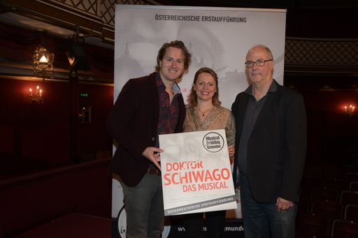  Im Bild v.l.n.r. Markus Olzinger (Gesamtleitung, Regie,
Bühnenbild), Elisabeth Sikora (Organisation, Darstellerin) und
Caspar Richter (musikalische Leitung)