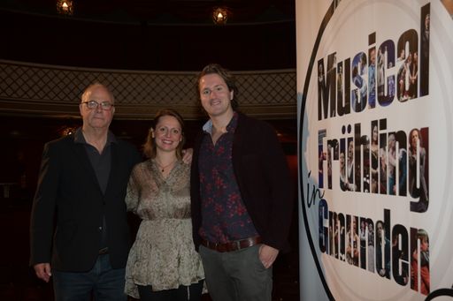 Vorschau Bild von Im Bild v.l.n.r. Caspar Richter (musikalische Leitung), Elisabeth
Sikora (Organisation, Darstellerin) und Markus Olzinger
(Gesamtleitung, Regie, Bühnenbild)