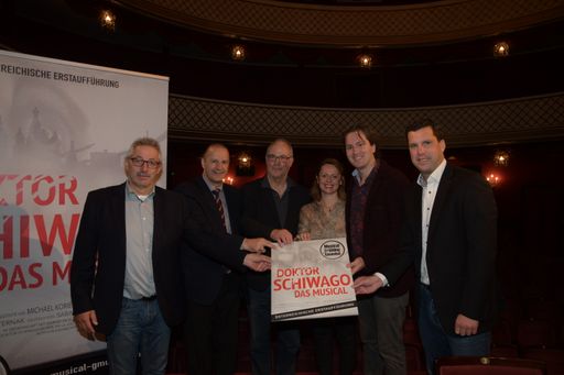 Vorschau Bild von Im Bild v.l.n.r. Manfred Andessner (Leiter Kulturamt Gmunden),
Andreas Murray (Tourismusdirektor Traunseetourismus), Caspar Richter
(musikalische Leitung), Elisabeth Sikora (Organisation,
Darstellerin), Markus Olzinger (Gesamtleitung, Regie, Bühnenbild)
und Stefan Krapf (Bürgermeister Gmunden)