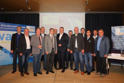 Vorschau Bild von https://www.apa-fotoservice.at/galerie/16117 Eisenstadt.Am 14.
November 2018 findet im Kultur Kongress Zentrum in Eisenstadt der
13. Infotag Wasser der PLATTFORM WASSER BURGENLAND statt. Mehr als
200 Teilnehmer werden im Rahmen der Vorträge und einer
Fachausstellung über branchenspezifische Neuerungen, aber auch über
sehr praxisbezogene Themen und über Fortbildungsmöglichkeiten
diskutieren.Im Bild: DI Dr. Helmut Herlicska (Obmann Plattform
Wasser Burgenland), WHR DI Gerald Hüller (Bgld. Landesregierung),
Landesrat Mag. Hans Peter Doskozil, Nationalratsabgeordneter
Dipl.-Päd. Erwin Preiner, DI Andreas Riha (ÖVGW) und Vertreter
Burgenländischer Wasserversorger