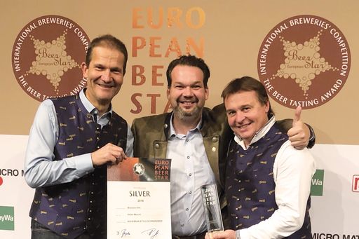 Foto von der Preisübergabe: im Bild v.l.n.r.: Dr. Klaus Möller
und Nikolaus Riegler (geschäftsführende Gesellschafter) mit Raimund
Linzer (Braumeister)