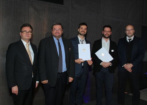  Josef Mohamed (3. von links) vom Masterstudiengang
Electrical Energy & Mobility Systems und Alexander Haslinger (2. von
rechts) vom Masterstudiengang Business Development & Management an
der FH Kärnten sind zwei der 50 nationalen Preisträger des
Würdigungspreises des Bundesministeriums für Wissenschaft, Forschung
und Wirtschaft und zählen damit zu den besten Absolventen der
österreichischen Universitäten und Fachhochschulen.