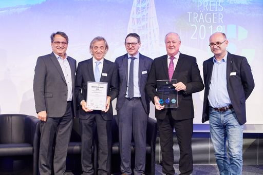  Ausgezeichnet: der diesjährige Lebenszyklus-Award
ging an den Aussichtsturm Pyramidenkogel der Gemeinde Keutschach am
See in Kärnten; Juryvorsitzender Gerald Goger (Mitte) mit Markus
Klaura; Klaura + Partner ZT, Unternehmensberater Friedrich Morri,
Hans Steiner; Steiner & Partner sowie Bauherren-Vertreter
Bürgermeister Gerhard Oleschko (v.l.n.r.)
