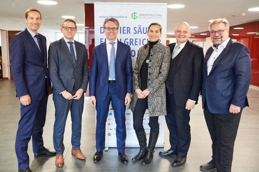 Vorschau Bild von Präsentierten die neuen Leitfäden für digitale
Bauprojekte und den Sieger des Lebenszyklus-Awards 2018 (v.l.n.r.):
Wolfgang Kradischnig (DELTA), Juryvorsitzender Gerald Goger (TU
Wien), Stephan Heid (Heid und Partner Rechtsanwälte), Margot Grim
(e7 Energie Markt Analyse GmbH), Erich Thewanger (KPMG Advisory
GmbH), Karl Friedl (M.O.O.CON)