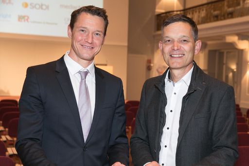Vorschau Bild von Klaus Pastl aus Linz (rechts) hat die
Knochenschraube selbst entwickelt; Chirurg Christian Krasny (links)
wendet sie bei Handoperationen in Speising an.