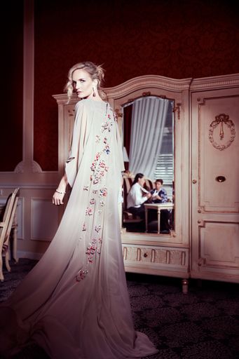  Patricia Kaiser trägt ein Unikat Ballkleid aus der
Kollektion Tiberius Tiberius Renaissance im Hotel Imperial. Das
schmückende Kernelement von Tiberius Renaissance ist die Blume. Jede
einzelne wurde in feinster Handarbeit hergestellt und verleiht jedem
Unikat einen Hauch von Charme und Sophistikation.