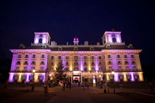 In ein Weihnachtsschloss verwandelt sich Schloss
Esterházy in der Vorweihnachtszeit.