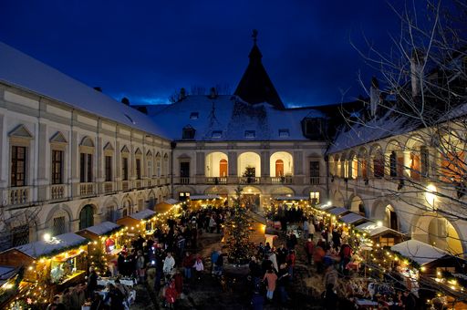 Vorschau Bild von Adventmarkt Kobersdorf: Schon Tradition hat der
Adventmarkt im bezaubernden Renaissancehof.