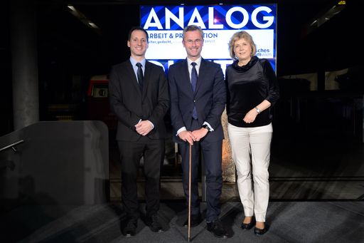  https://www.apa-fotoservice.at/galerie/16029 Im
Bild vl.n.r.: Jürgen Öhlinger, Projektleitung "Arbeit & Produktion",
Norbert Hofer, Bundesminister für Verkehr, Innovation und
Technologie und Gabriele Zuna-Kratky, Generaldirektorin Technisches
Museum Wien