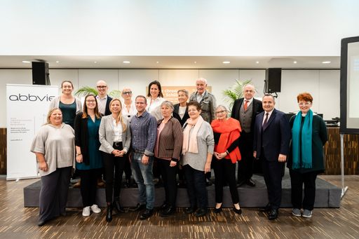 Familienministerin Juliane Bogner-Strauß (Erste
Reihe, 3.v.l.), Volksanwalt Peter Fichtenbauer (3.v.r.),
Lehrergewerkschafter Paul Kimberger (2.v.r.) und Wissenschafterin
Lilly Damm (1.v.r.) diskutierten mit Betroffenen über die Situation
von chronisch kranken Kindern. Hier am Bild: Vertreterinnen und
Vertreter der Patientenorganisationen „Österreichische Morbus
Crohn-Colitis ulcerosa Vereinigung“, „Österreichische Vereinigung
Morbus Bechterew“, „Österreichische Rheumaliga“, „PSO austria“ und
„Rheumalis“ sowie „Myelom & Lymphomhilfe Österreich“
