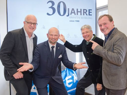 Gratulanten zu 30 Jahre Kärnten Werbung: Mag. Hans
Schönegger (Vorstand Kärntner Beteiligungsverwaltung und
Aufsichtsrat-Vorsitzender der Kärnten Werbung), Christian Kresse
(Geschäftsführer Kärnten Werbung), Landeshauptmann Dr. Peter Kaiser,
Tourismus-Landesrat Mag. Ulrich Zafoschnig (v.l.)