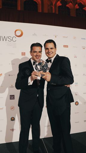 Alexander Franke und Markus Escher erhalten in London für ihren
GINSTR die IWSC Gin & Tonic Trophy als weltbester Gin für Gin Tonic.
Weiterer Text über ots und www.presseportal.de/nr/131632 / Die
Verwendung dieses Bildes ist für redaktionelle Zwecke honorarfrei.
Veröffentlichung bitte unter Quellenangabe: "obs/Stuttgart
Distillers GbR/Maximilian Müller"