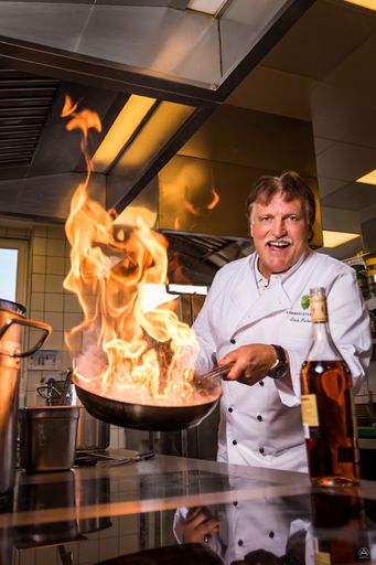 Vorschau Bild von Spitzenkoch Erich Pucher beim Flambieren