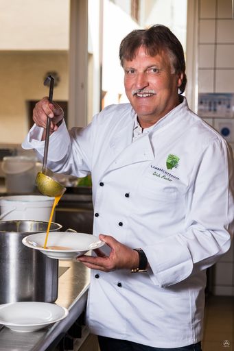 Vorschau Bild von Spitzenkoch Erich Pucher beim Kochen