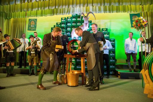 Bürgermeister Kurt Wallner (links) und Braumeister
Markus Baumann (rechts) beim Anstich des ersten Gösser Bock-Fasses