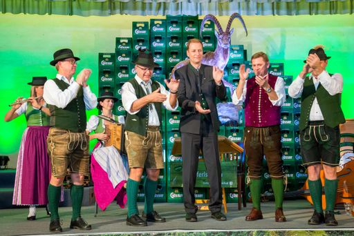 Vorschau Bild von Generaldirektor Magne Setnes (Mitte) und
Bürgermeister Kurt Wallner (2.v.r.) unterstützten die
Volksmusikgruppe „Knöpferlstreich“