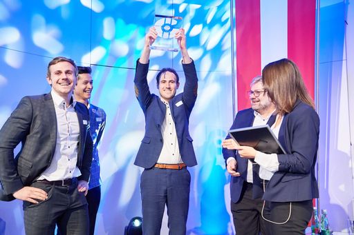 Verleihung des "StartUp Battle Champion 2018"
Titels - Überreichung an iDWELL
