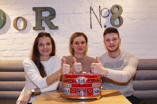 Vorschau Bild von Dominique Ibesich, Janine und David Feyerl - das
Power-Team von Selection4.store!