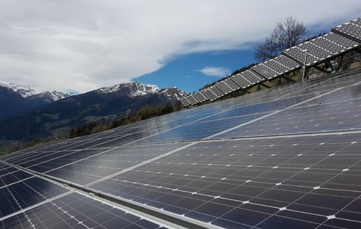  In den Anden setzt die Höhenstrahlung den
Solaranlagen zu, in Saudi Arabien verschlechtert Sand die Leistung,
auf Teneriffa gibt es Probleme mit der Luftfeuchtigkeit und in den
österreichischen Alpen bringt die Schneedecke im Winter Einbußen.
Unterschiedliche Bedingungen beeinflussen den Solarstromertrag.
Klimaangepasste PV-Lösungen legen die Basis für ertragsoptimierte
Systeme mit verlängerter Systemlebenszeit.