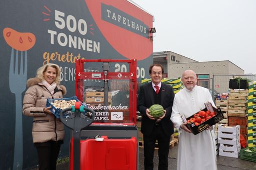 Alexandra Gruber, Geschäftsführerin der Wiener Tafel, Hans Roth,
Vorsitzender des Aufsichtsrates von ‚Saubermacher‘ und
Kräuterpfarrer Benedikt sind davon überzeugt: Dieser Gabelstapler
hat eine besondere Mission!
