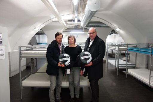 Peter Schnieper (Vorsitzender der Geschäftsleitung der Schindler
Aufzüge und Fahrtreppen GmbH) und Klaus Schwertner (Geschäftsführer
der Caritas der Erzdiözese Wien) in der Gruft Wien.