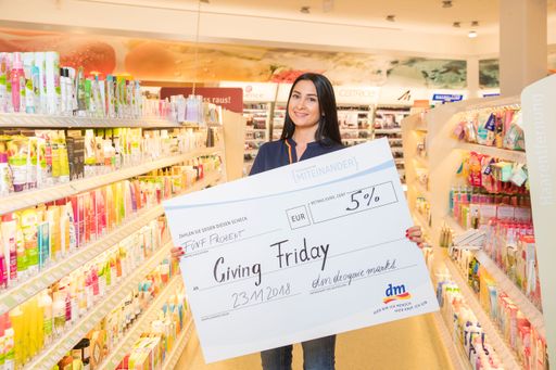 #givingisthenewblack – dm feiert am Freitag, den
23. November „Giving Friday“. Fünf Prozent des Tagesumsatzes werden
an die Sieger der {miteinander} mehr erleben-Initiative von dm
gespendet.