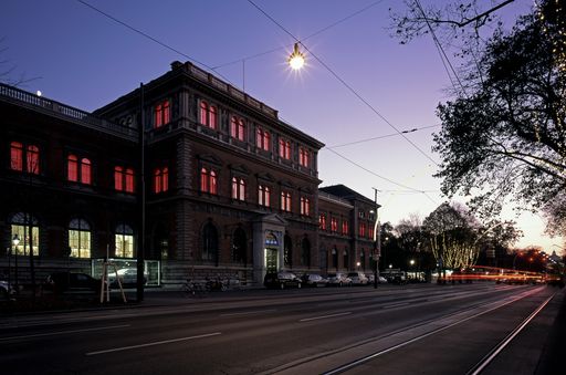 James Turrell, „MAKlite“, 2004; Technische Adaptierung: 2018;
Permanente Lichtinstallation an der Fassade des MAK