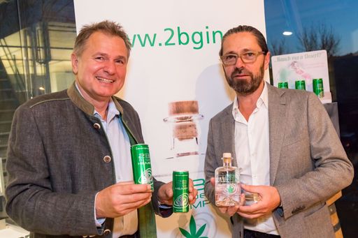 Die beiden Visionäre: links Armin Breinl (Erfinder des 2B HEMP
GIN als auch der 2B Mehrfruchtfunktionsgetränke) und rechts Wolfgang
Thomann (Produzent, Weinbauer, Schnapsbrenner – AEIJST, auch
verantwortlich für die feine Note des 2B HEMP GIN)