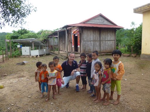 Vorschau Bild von Thomas Farthofer mit Kindern vor altem Gebäude in
Quang Binh