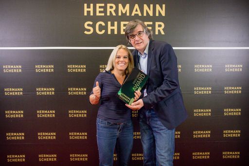 Vorschau Bild von Ilse Grabner gewinnt Award For Excellence beim
weltweit größten Speaker Slam in Hamburg. Überreichung des Awards
durch Europas führenden Marketing Experten und Top Speaker Hermann
Scherer