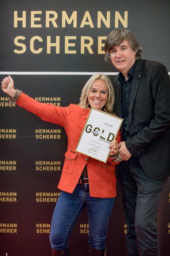 Vorschau Bild von Ilse Grabner gewinnt Award For Excellence beim
weltweit größten Speaker Slam in Hamburg. Überreichung des Awards
durch Europas führenden Marketing Experten und Top Speaker Hermann
Scherer
