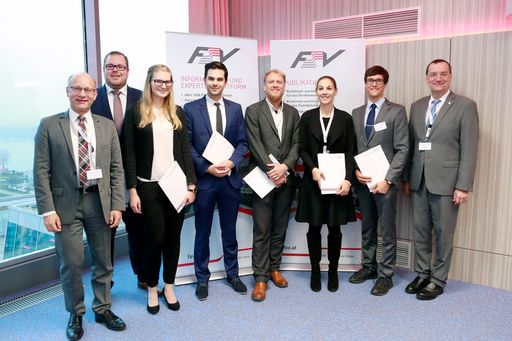 https://www.apa-fotoservice.at/galerie/15965 Am 22. November 2018
fand der FSV-Preis 2018 im schönen Ambiente des Riverbox statt. 6
PreisträgerInnen präsentierten im Rahmen der Veranstaltung - über
120 Personen nahmen daran teil - neue Erkenntnisse aus der Forschung
im Verkehrswesen. Verliehen wurden die Preise von Prof. Mag. Dr.
Gerhard Gürtlich, Leiter der Sektion Verkehr (BMVIT). Die
Forschungsgesellschaft Straße-Schiene-Verkehr (FSV) freute sich über
den positiven Zuspruch der Teilnehmer und plant im kommenden Jahr
eine Wiederholung dieses gemeinnützigen Events.
