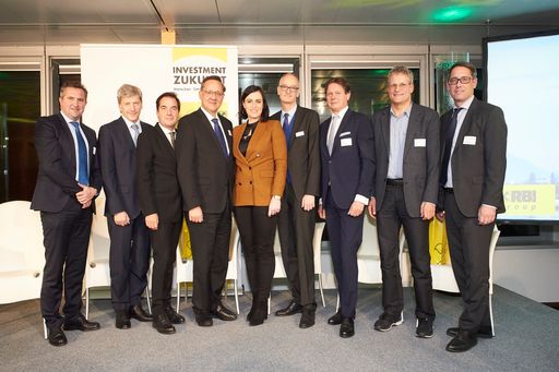  Hochkarätige Diskussionsteilnehmer mit den
Gastgebern beim diesjährigen Investment Day der Raiffeisen KAG, am
22. November in Wien. v.l.n.r.: Rainer Schnabl, Vorsitzender der
Geschäftsführung der Raiffeisen KAG; Johann Strobl,
Vorstandsvorsitzender der Raiffeisen Bank International AG; Rainer
Nowak, Herausgeber Die Presse; Günther Ofner, Vorstandsdirektor der
Flughafen Wien AG; Bundesministerin für Nachhaltigkeit und
Tourismus, Elisabeth Köstinger; Wolfgang Pinner, Leiter Nachhaltige
Investments, Raiffeisen KAG; Wolfgang Anzengruber,
Vorstandsvorsitzender der Verbund AG; Stefan Schmutz, Leiter
Institut für Hydrobiologie und Gewässermanagement an der BOKU Wien;
Dieter Aigner, Geschäftsführer der Raiffeisen KAG.