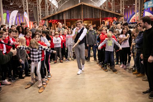 Vorschau Bild von Voller Einsatz der jungen BesucherInnen beim
Showprogramm mit ORF-Moderator Robert Steiner: Die Marxer Alm
begeistert Wiener Kinder für den Wintersport.